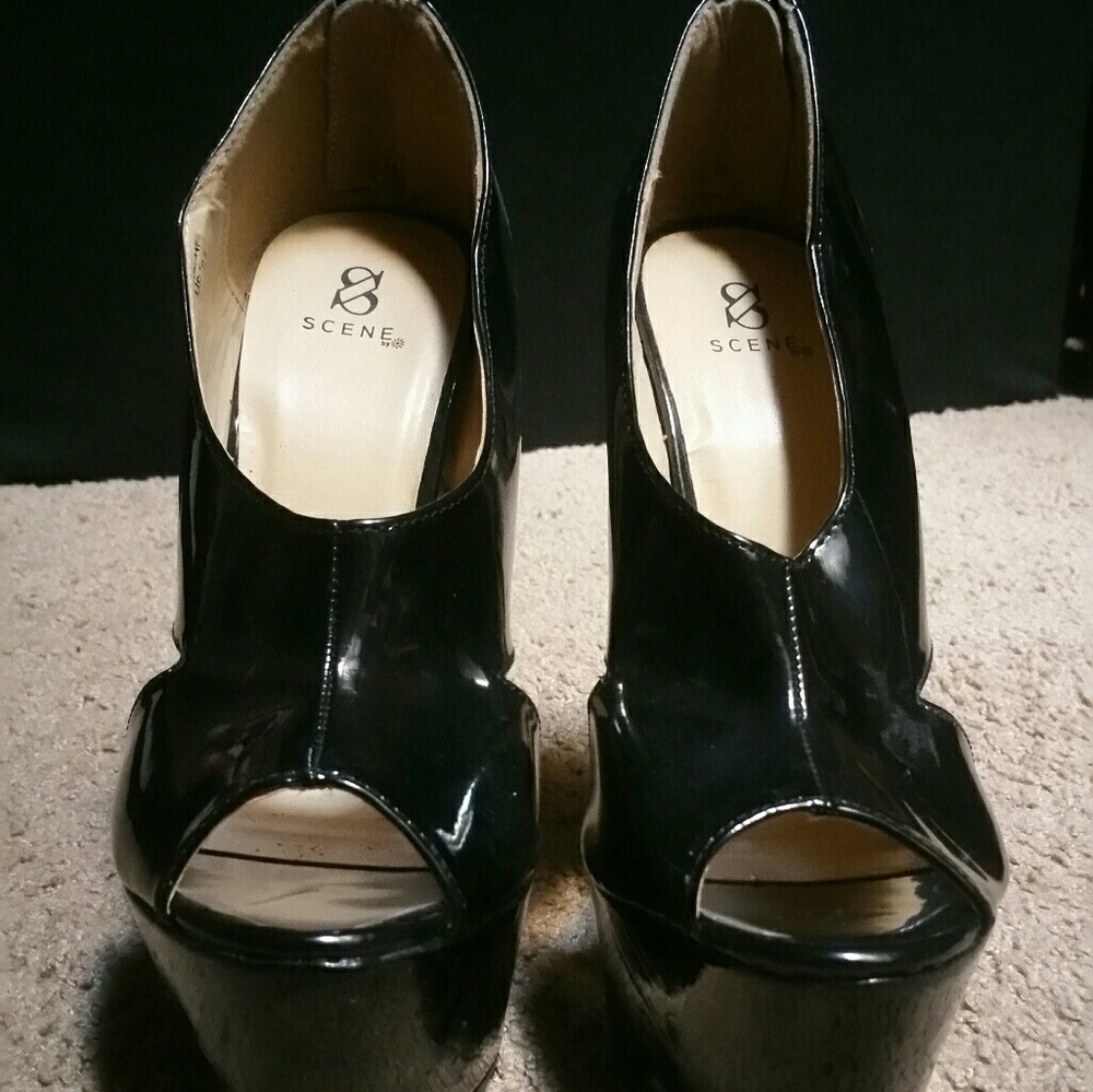 New w/o Black Patent Peeptoe Cutout booties